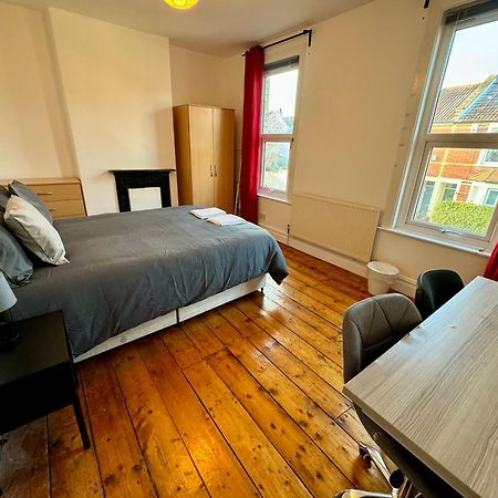 Delightful Room By Gloucester Road Bristol Exterior photo